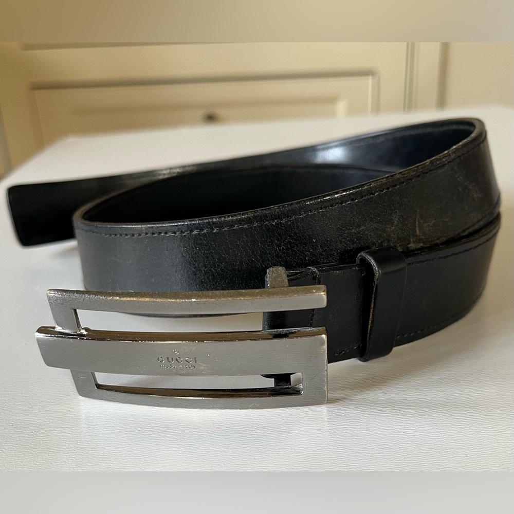 Tom Ford era men’s Gucci black leather belt with metal “G” buckle. Sz small.
